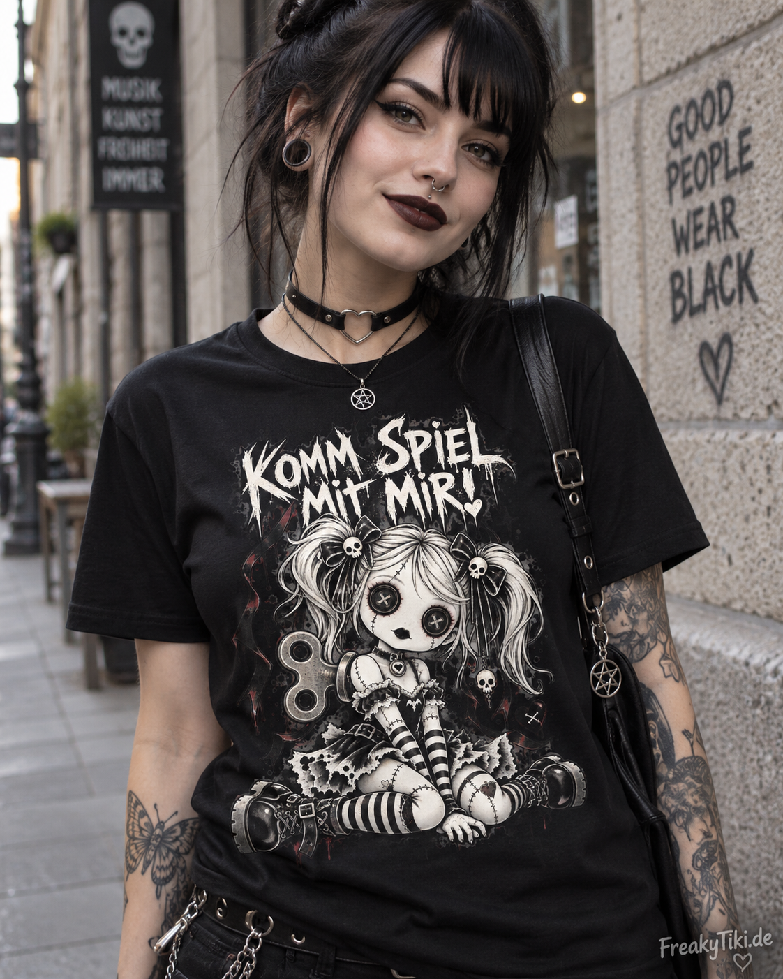 Komm spiel mit mir Gothic Doll Ladies T-Shirt schwarz am Model
