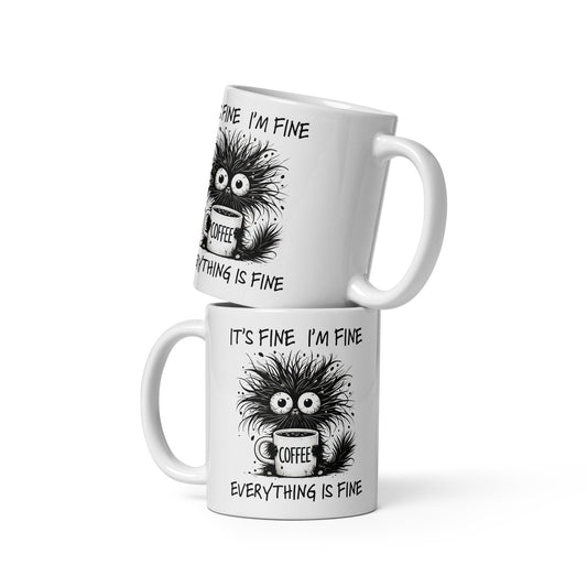 Weiße Keramiktasse mit Motiv einer struppigen, verrückt dreinblickenden Katze, die eine Kaffeetasse hält, und einem frechen Spruch auf der Vorderseite "It´s fine. I´m fine. Everything is fine"