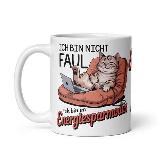 Weiße Keramiktasse mit Aufdruck: chillende Katze und Spruch „Ich bin nicht faul. Ich bin im Energiesparmodus.“