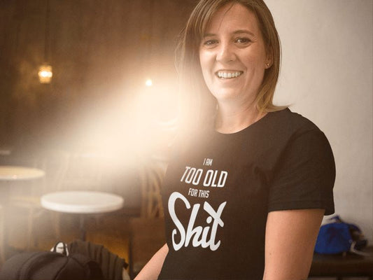 Frau trägt Schwarzes Shirt mit großem Schriftzug I Am Too Old for This Shit