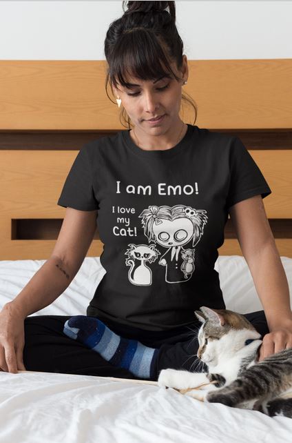 Mädchen mit Katze und Shirt mit Emo Punk Motiv und Katze und Schriftzug I am Emo I love my cat