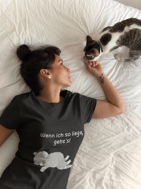 Frau, liegend, spielt mir Katze