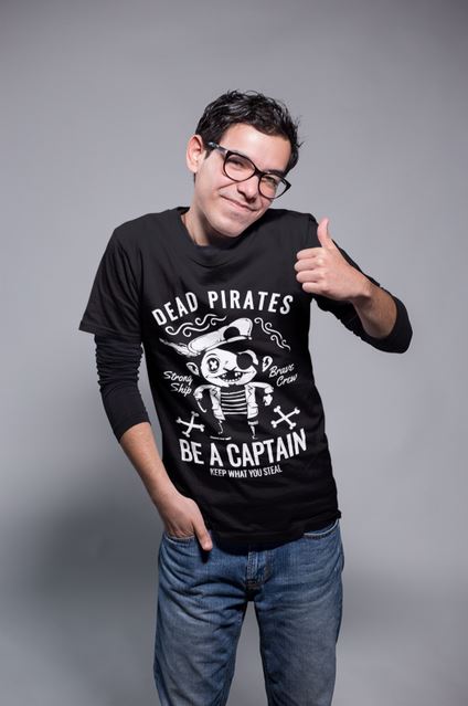 Mann mit T-Shirt mit weißem Schriftzug „Dead Pirates. Be a captain“, lustiges Piraten-Design.