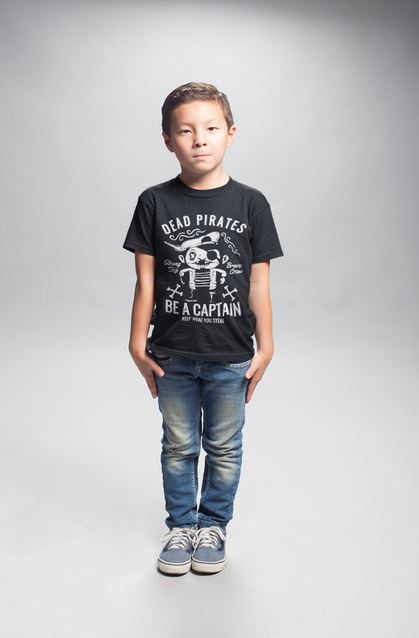 Junge trägt schwarzes Kids T-Shirt mit lustigem Piratenmotiv und Spruch „Dead Pirates. Be a captain“, spaßig und frech für kleine Abenteurer.