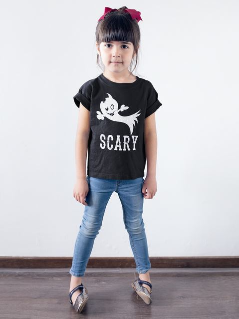 Kleines Mädchen trägt schwarzes T-Shirt mit weißem Gespenst und Schriftzug „Scary“ – süßes Halloween-Motiv für Kinder.