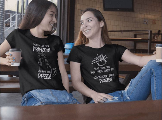 Zwei Mädchen mit Pferdeshirts