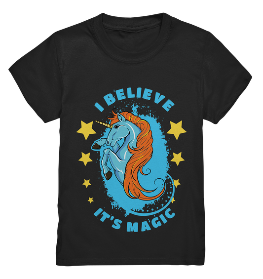 Kids T-Shirt mit blauem Einhorn und Spruch „I believe it’s magic“ – fantasievoll, magisch und kindgerecht gestaltet.