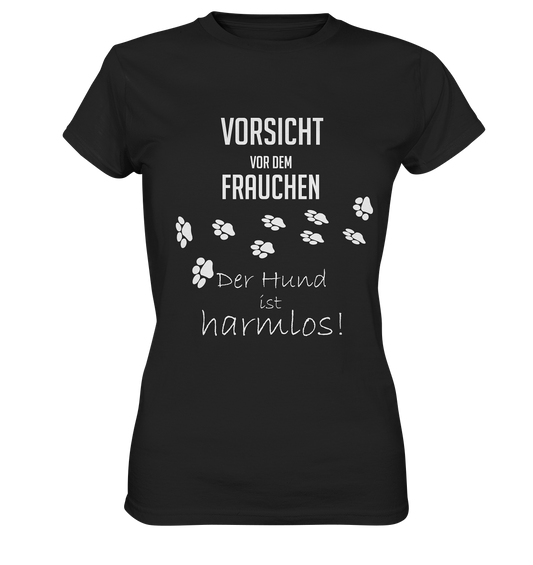 Schwarzes Ladies T-Shirt mit weißem Schriftzug „Vorsicht vor dem Frauchen. Der Hund ist harmlos!“ und Pfotenabdrücken auf der Vorderseite