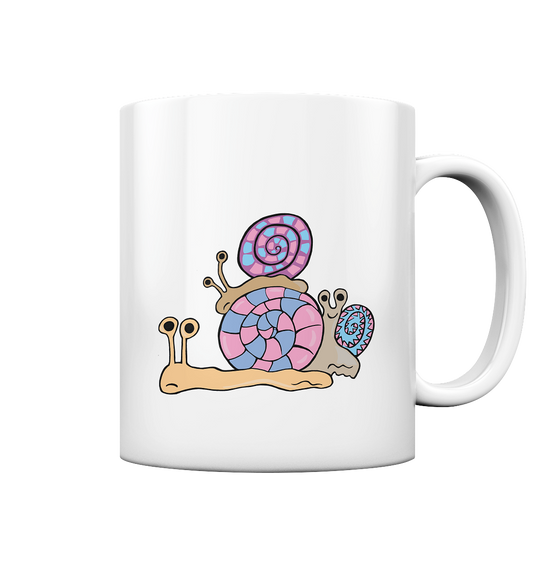 Weiße Keramiktasse mit drei süßen Schnecken in Pastellfarben, kindgerechtes und liebevolles Motiv.

